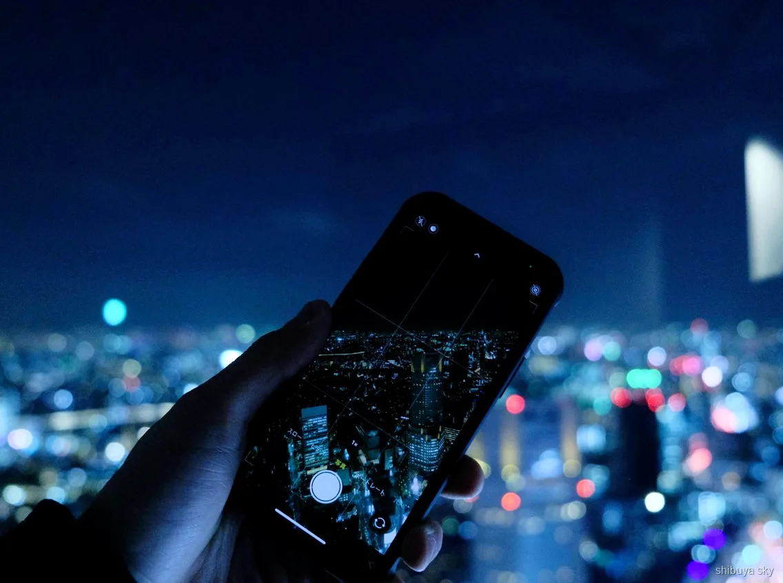 Passeio Shibuya Sky à noite e vida noturna, horizonte de Tóquio iluminado