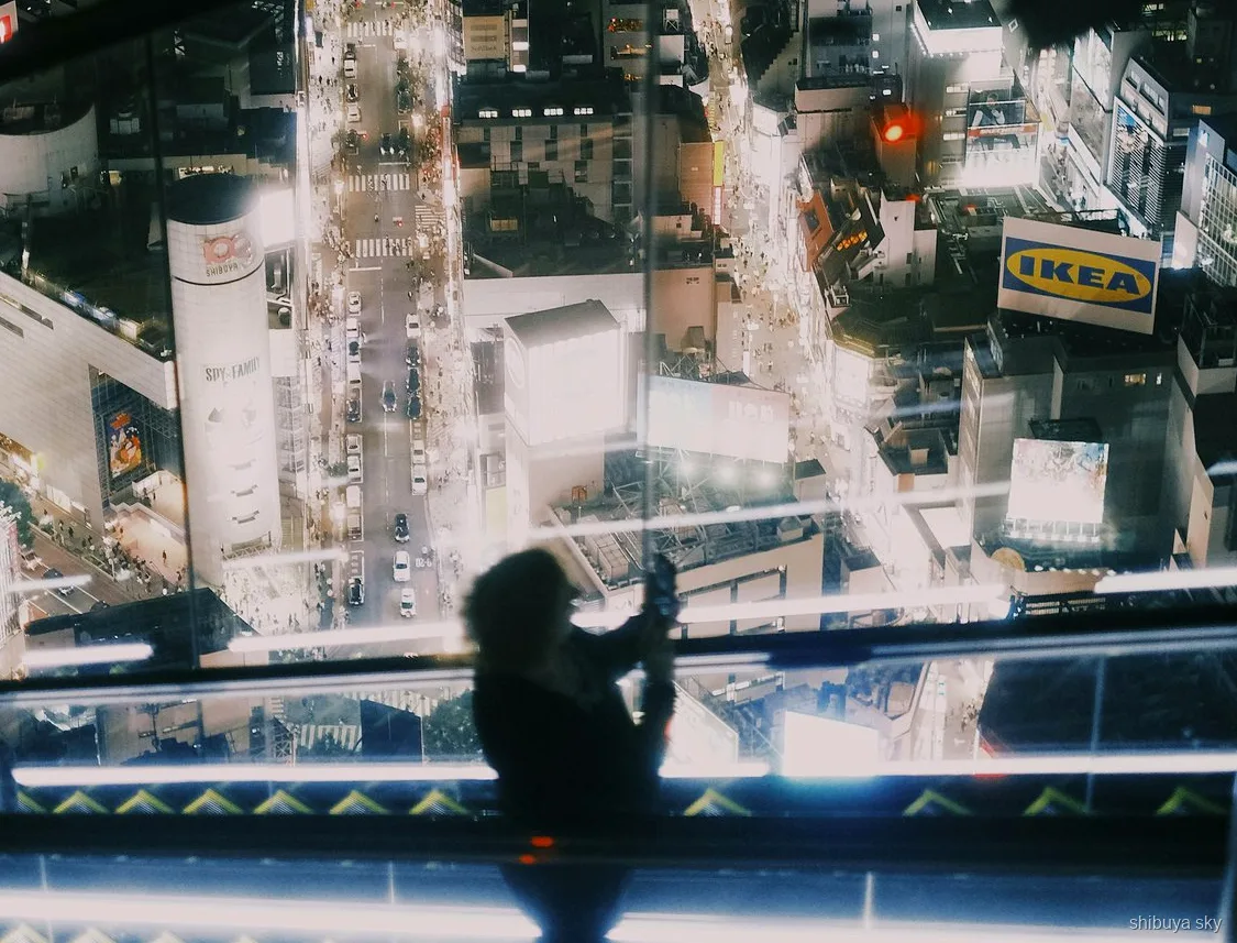 Nocna wycieczka po Shibuya Sky, nadrzeczna zabudowa Shibuya Stream