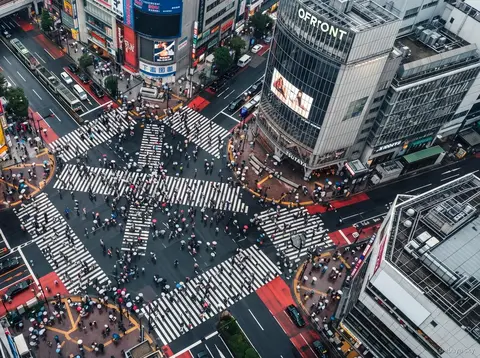 Grupa z przewodnikiem na Scramble Crossing podczas wycieczki z biletem na Shibuya Sky