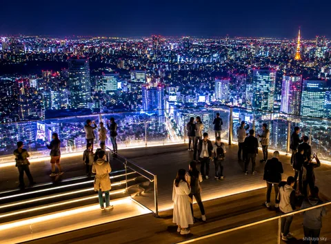 Shibuya Sky gece manzarası turu, gözlem terasından ışıklarla dolu Tokyo