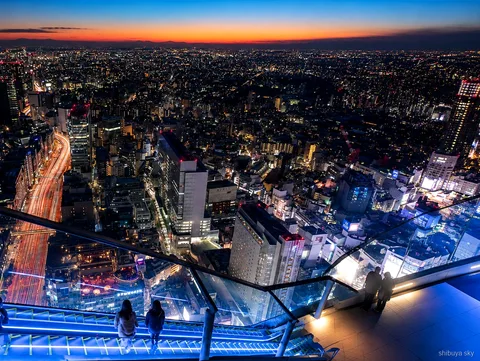 Shibuya Sky gün batımı yürüyüş turu, alacakaranlıkta şehir silueti