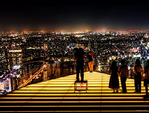 Shibuya Sky en Shinjuku neon tour, gouden uur boven Tokio