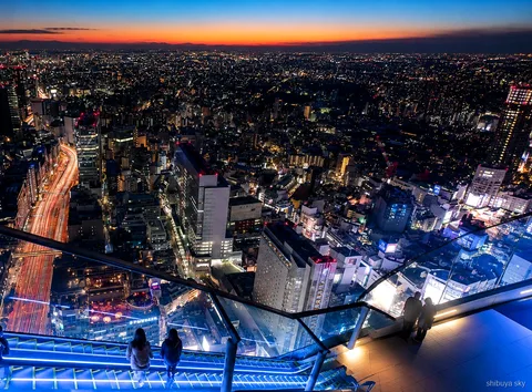 Shibuya Sky solnedgångspromenad, Tokyos skyline i skymningen