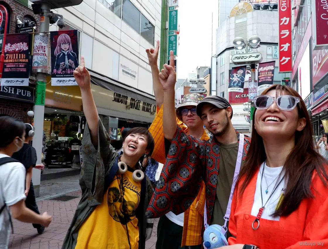 Shibuya Sky yukata nachttour, gasten in yukata