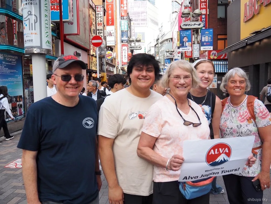 Tour de cultura pop Shibuya Sky, guía y visitantes en Shibuya